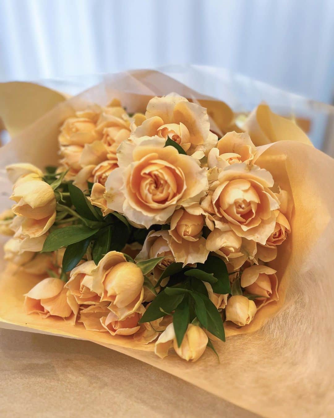 岡田沙知のインスタグラム：「. @_____isana_____  さんに頂いたお花🤍 淡いピンクで可愛いの🫶🏻 . #gift」