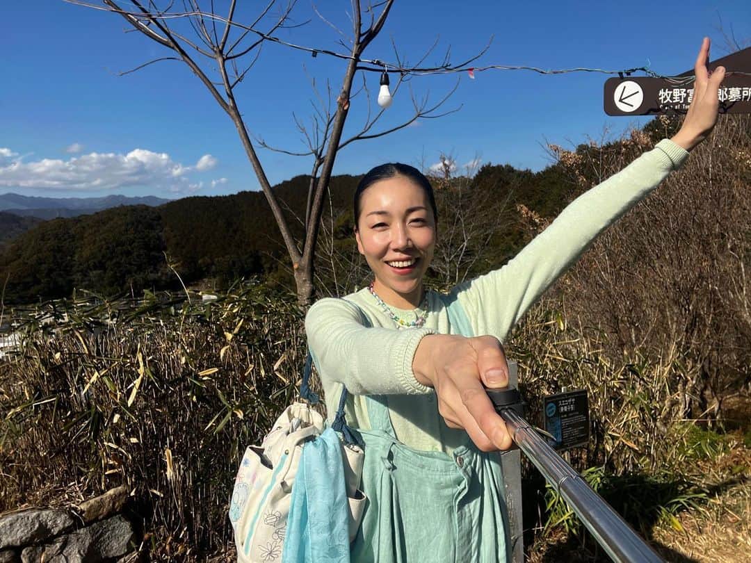 安藤モモ子のインスタグラム：「最近の色々🌈  日本遺産の安田町の歴史と美しき鉄道跡、 大好きな大心劇場や 南の酒蔵✨  佐川は牧野公園、初めて自撮り棒ロケで、使ってなかったところが筋肉痛笑😂  牧野植物園は近々の撮影のロケハンで、いつ訪れても優しくて幸せいっぱいになる🌸  何周しても、わくわくが溢れて止まらんラブ高知❤️‍🔥」