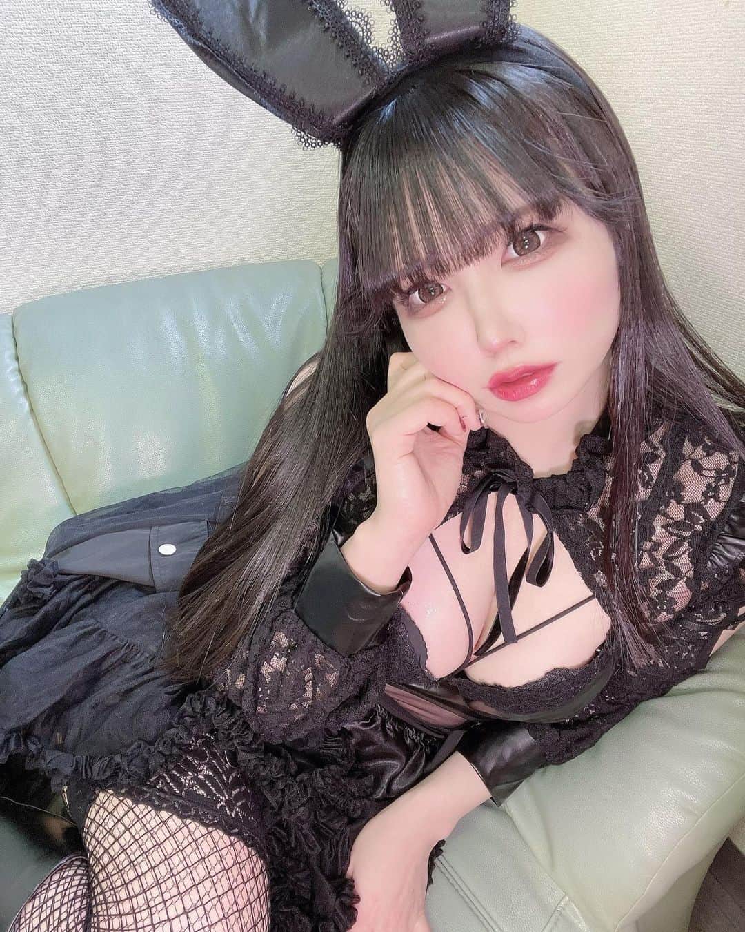 恋汐 りんごのインスタグラム：「🖤 ♡ 🖤 ♡ #バンもんピザツアー大分  47都道府県ツアー中です♡ お衣装は大分1部テキーラガール🍾 (Ｕ∩ 'ᴗ' ∩Ｕ)  大分は行程に余裕があったのでメンバーとのみにいったり アフリカンサファリいったり🦒 湯布院の金鱗湖いったりできたの♡ (Ｕ///'ᴗ'///Ｕ)  はじめての土地にいくのも、その土地のパワースポットやおいしいものたべるのも、ひとりじゃしなかったと思うからありがたいなの♡ 人生が豊かになってるかんじがする…！旅行がてら遠征するのとってもおすすめ♡(Ｕ ˘ᴗ˘ Ｕ)♡  ツアーまだまだつづくので♡ いっしょにいくなの？♡ .°ʚ(Ｕ 'ᴗ' Ｕ)ɞ°.  くわしくはTwitterの固定ツイみての.°ʚ(Ｕ 'ᴗ' Ｕ)ɞ°.♡  #japanesegirl  #cosplay #bunnygirls #バニーガール #バニーガールコスプレ」