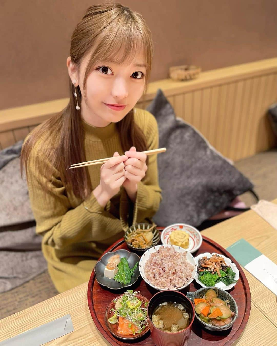 吉沢朱音さんのインスタグラム写真 - (吉沢朱音Instagram)「美味しいご飯が食べたいね🍚 . 最近、皆のオススメのお店ありますか？？ (消化にいいやつ 😅) . . onepiece: #lilybrown  . #青山ランチ #表参道ランチ #和食ランチ  #美味しいご飯 #食いしん坊女子」3月4日 23時21分 - nesomagic72