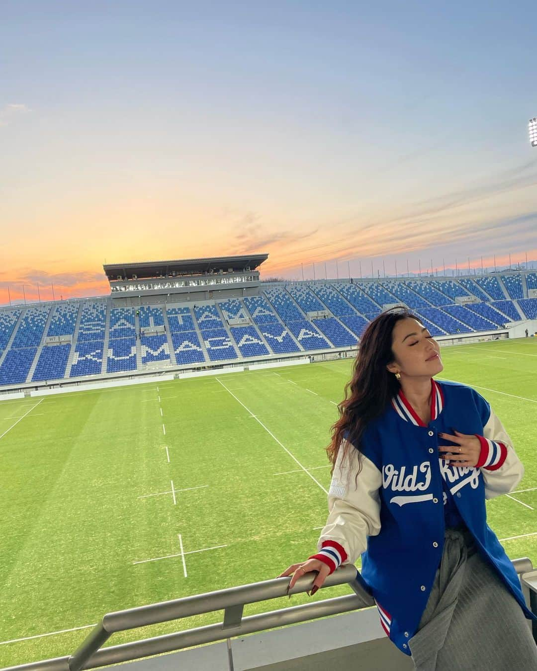 KOUMIさんのインスタグラム写真 - (KOUMIInstagram)「. No filterで美しい熊谷ラグビー場🏉 選手のみなさんが毎日頑張ってくださっているおかげで素晴らしいアツい試合が観れてるんです😭 感謝ですね💙 . . . #rugby#leagueone#japanrugby#kumagaya#rugbyleague#wildknights#saitama#nofilter#ラグビー#熊谷#ラグビー女子#ワイルドナイツ#リーグワン#ピッチ上走ってみたいけど2mで息切れする自信ある#ラインナウトで持ち上げられたい#ユーズイットって叫びたい」3月4日 23時31分 - iamkoumikolme