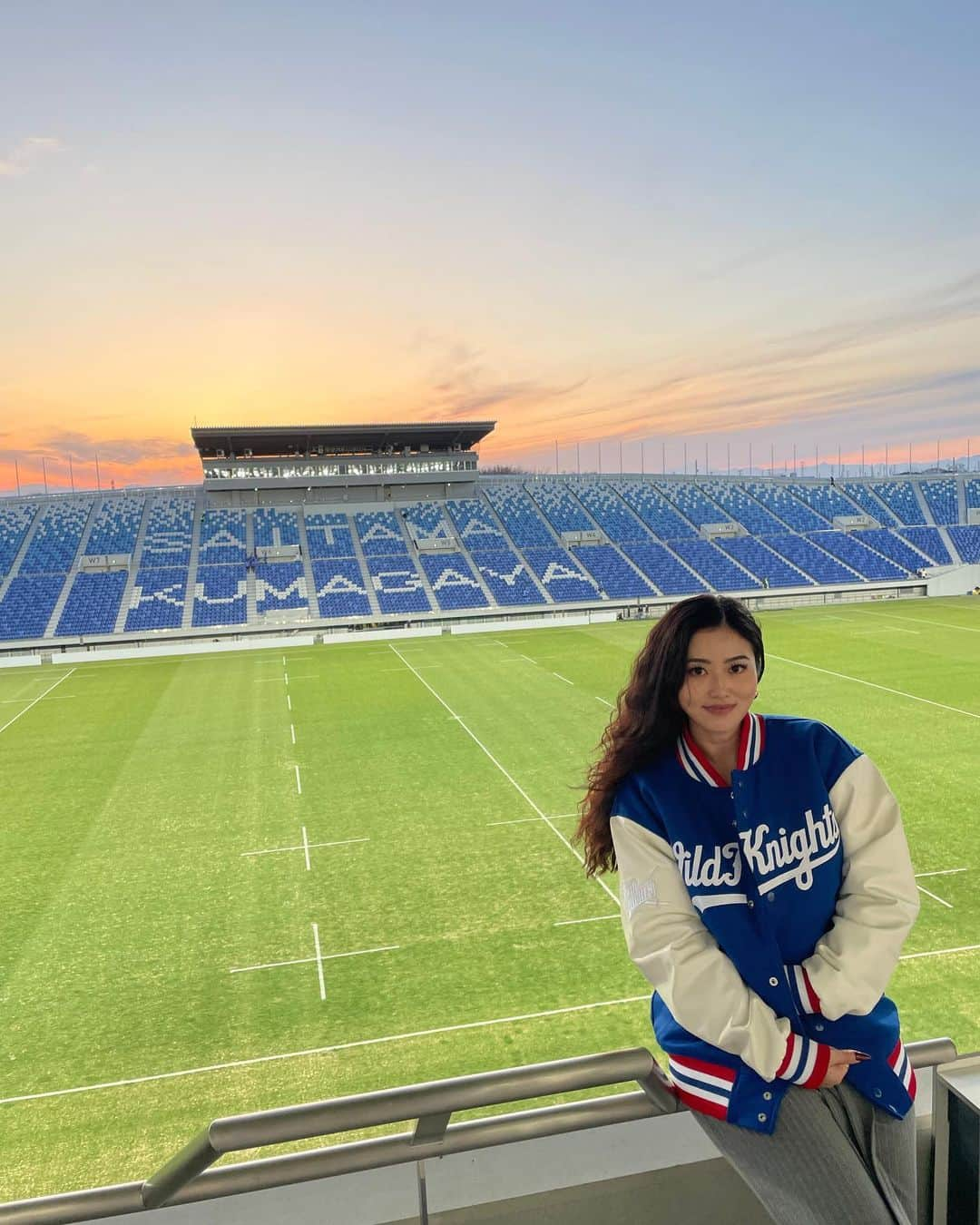 KOUMIのインスタグラム：「. No filterで美しい熊谷ラグビー場🏉 選手のみなさんが毎日頑張ってくださっているおかげで素晴らしいアツい試合が観れてるんです😭 感謝ですね💙 . . . #rugby#leagueone#japanrugby#kumagaya#rugbyleague#wildknights#saitama#nofilter#ラグビー#熊谷#ラグビー女子#ワイルドナイツ#リーグワン#ピッチ上走ってみたいけど2mで息切れする自信ある#ラインナウトで持ち上げられたい#ユーズイットって叫びたい」