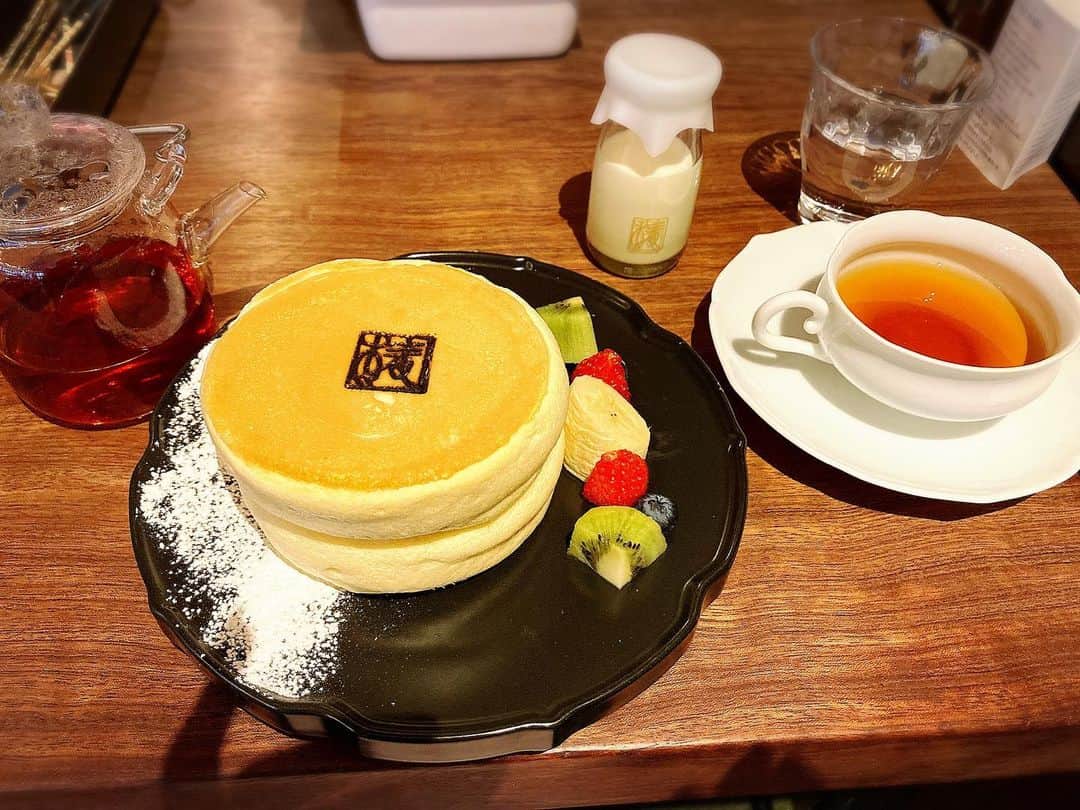 ゆきのさつきのインスタグラム：「パンケーキを食べて幸せになりました💕 その後「アンナ・カレーニナ」を観劇。 主演の宮沢りえを始め、豪華なキャストで、それはそれは圧巻でした。。。 見応えありすぎ💦 凄かったとしか言葉が出ない。」