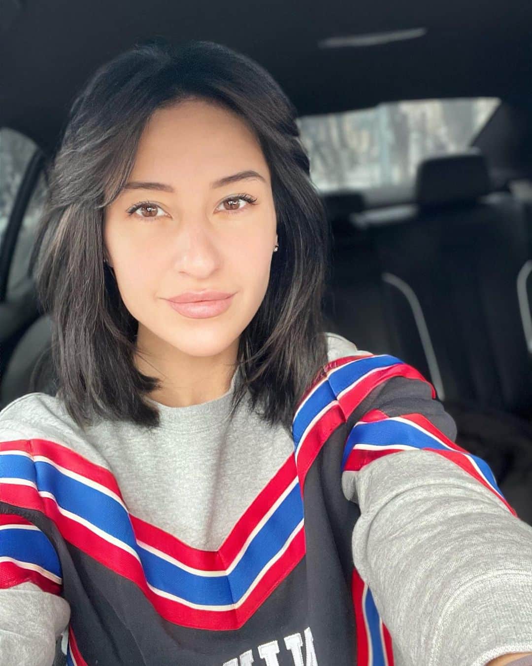 ヤナ・イグリアンのインスタグラム：「🖤🖤🖤  Это вообще что такое ?? Когда я перекрасилась все говорили как круто !  Но как только я вернула свой цвет волос все сразу сказали НУ СЛАВА БОГУ …」