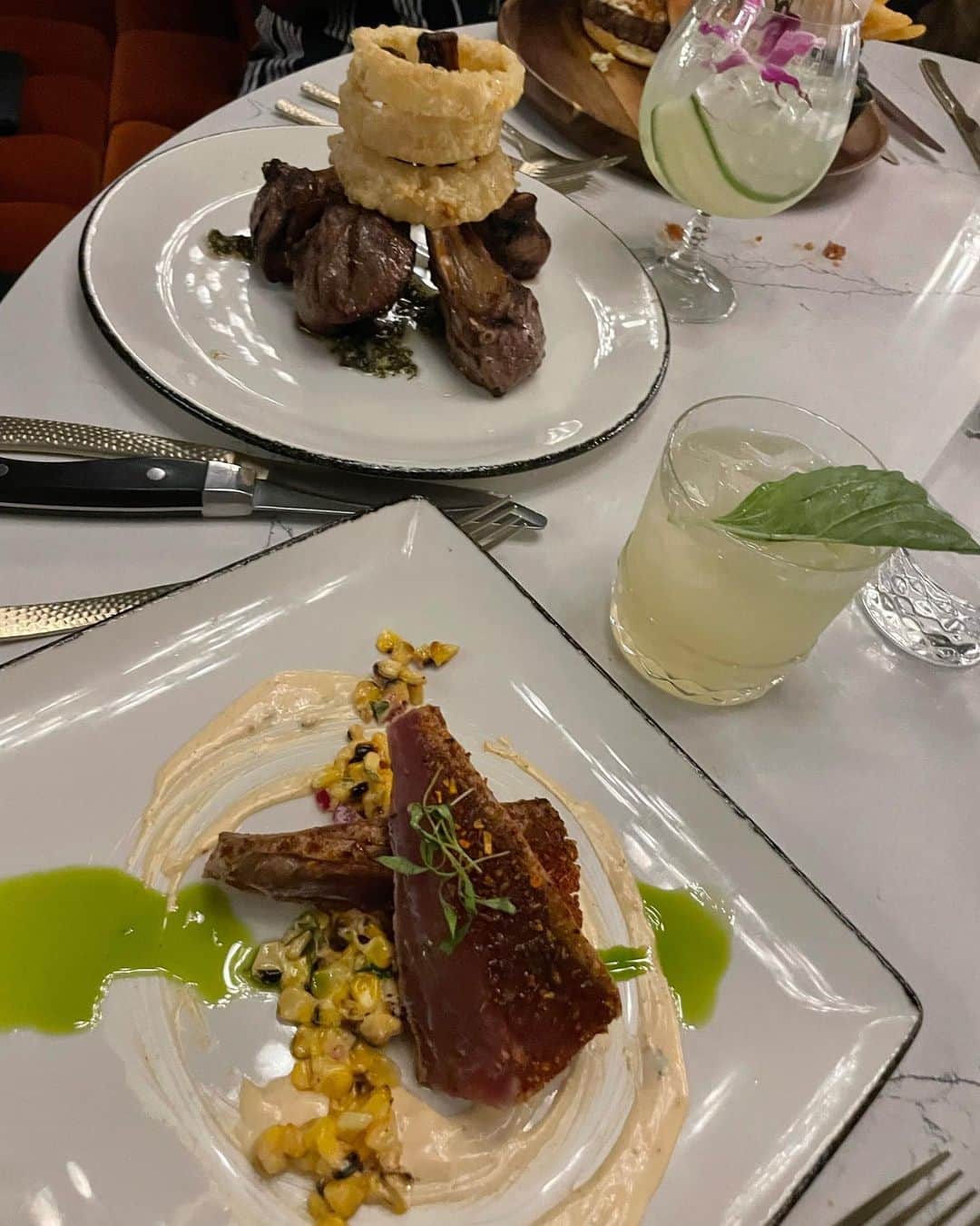 Brooke Marie Hylandさんのインスタグラム写真 - (Brooke Marie HylandInstagram)「Celebrating the queens arrival to Pittsburgh, @kellylhyland 👸🏻🍸」3月4日 23時43分 - brookehyland