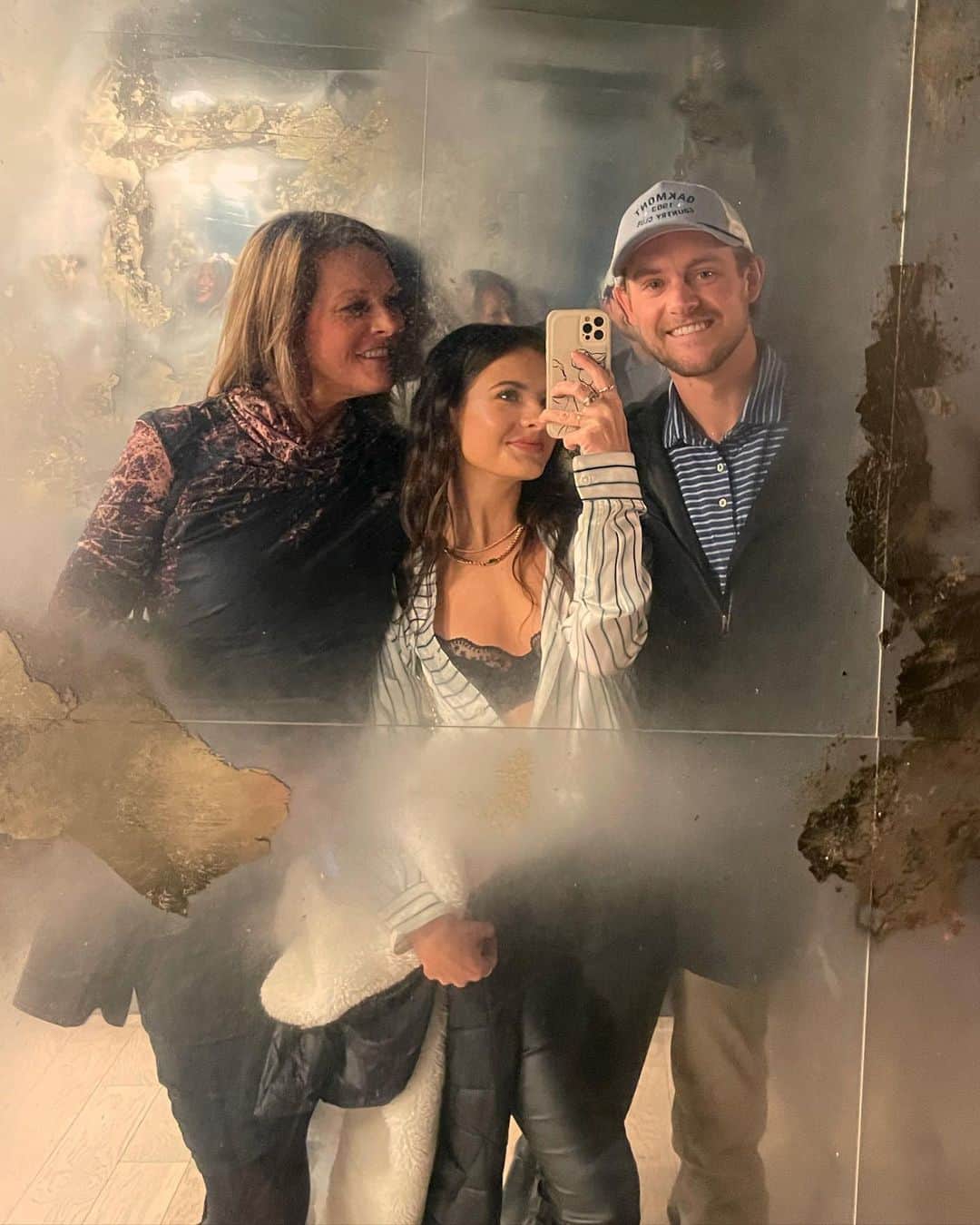 Brooke Marie Hylandさんのインスタグラム写真 - (Brooke Marie HylandInstagram)「Celebrating the queens arrival to Pittsburgh, @kellylhyland 👸🏻🍸」3月4日 23時43分 - brookehyland