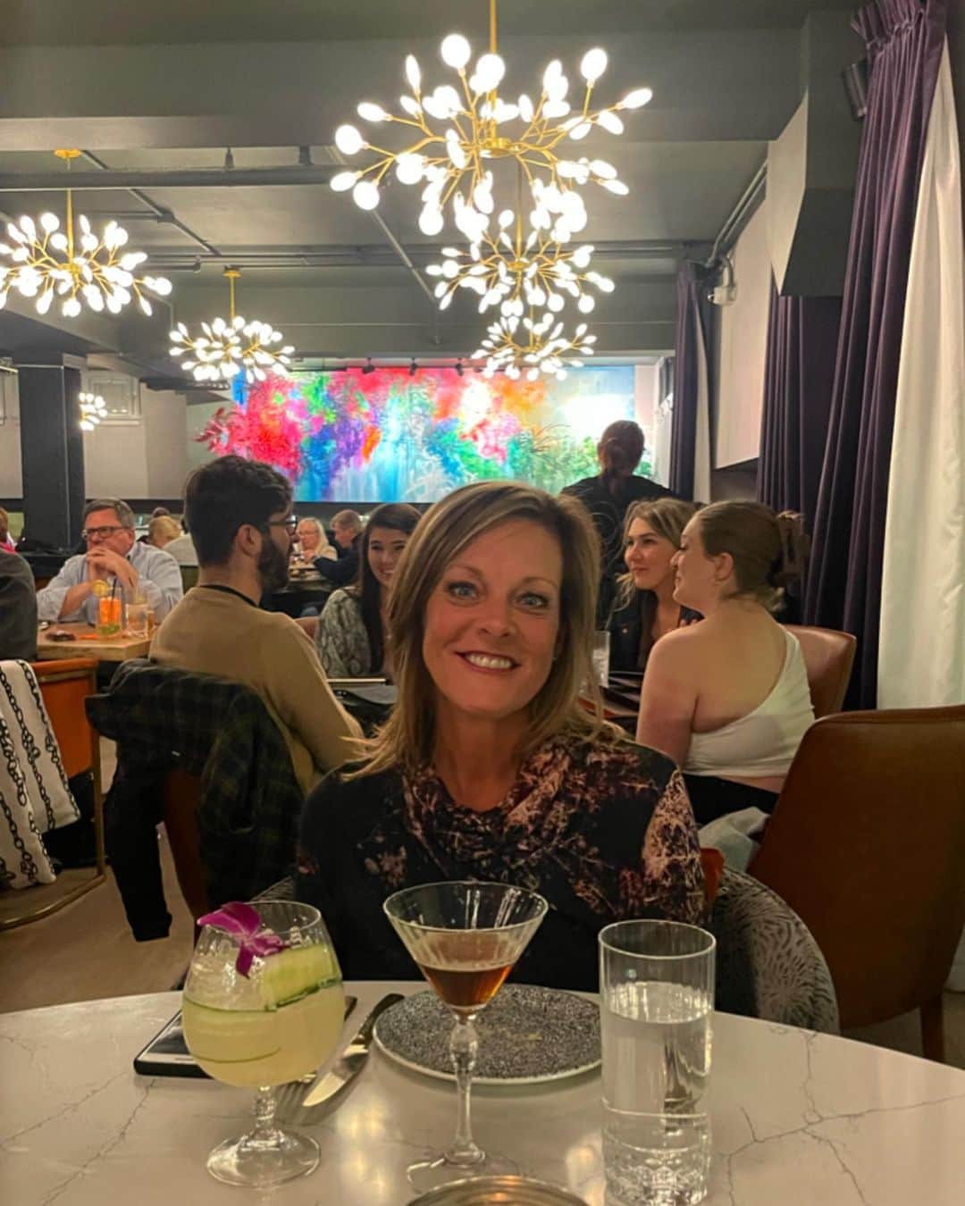 Brooke Marie Hylandさんのインスタグラム写真 - (Brooke Marie HylandInstagram)「Celebrating the queens arrival to Pittsburgh, @kellylhyland 👸🏻🍸」3月4日 23時43分 - brookehyland