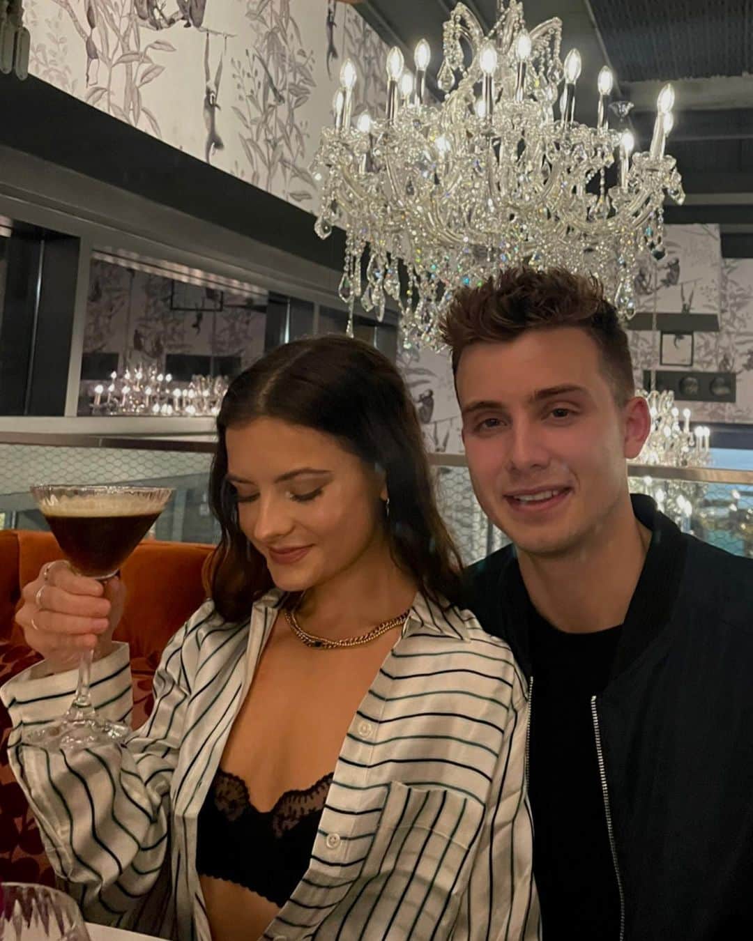 Brooke Marie Hylandさんのインスタグラム写真 - (Brooke Marie HylandInstagram)「Celebrating the queens arrival to Pittsburgh, @kellylhyland 👸🏻🍸」3月4日 23時43分 - brookehyland