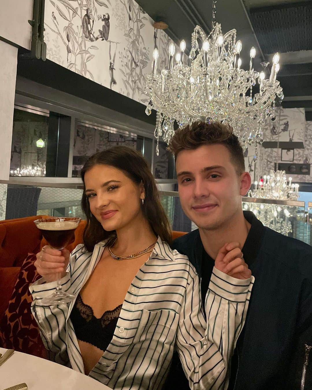 Brooke Marie Hylandのインスタグラム：「Celebrating the queens arrival to Pittsburgh, @kellylhyland 👸🏻🍸」