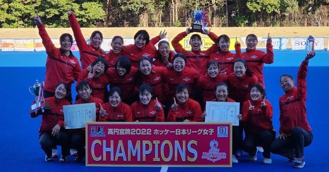 尾本桜子のインスタグラム：「. 日本リーグ優勝で今シーズン締めくくることができました。 たくさんの応援ほんとうにありがとうございました🤲  来シーズンも良い結果がご報告できるように頑張ります💫⭐️🌟🌠  良い笑顔🙂🙂🙂🙂今年1番すきな写真」