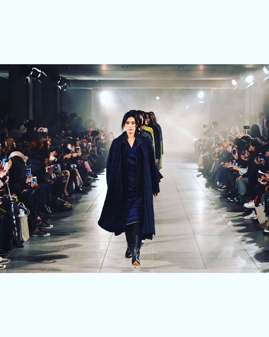 SAWAのインスタグラム：「matohu 《うつろいの時をまとう》  昨年6月"matohu"の創作を ５年間追ったドキュメンタリー映画 の試写会にお伺いしました。  １つ１つの言葉と映像が 心にスーーーッと沁み渡り 全て終えた無地無音。 絶妙な"ま"が、本当に素晴らしく うつろいの余韻にグッと浸れた時間は ずっと自分自身の"生きる"ということを 問える時間となっていました。 そし"粋"を体験させていただけたこと 改めて、光栄でしかないなーと。  お二人のお話をもっともっと 聞いていたい！と 映像が進むたび、見るたびのめり込み 近年、失われつつある？ 忘れられつつある？ 何というか、便利さや効率 そして、数字にフォーカスされ過ぎてしまい 日本人として守るべきモノ 日本の未来へ向けて、失われたくないモノ 大切にしたいコト、モノ、ヒト… などの本質を様々なシーンで感じられた と共にそうした、日本の古き良き 奥深き素晴らしい伝統や工芸 １つ１つに組まれる 職人さん達の手仕事の中に 日本人が誇れる、繊細さや心配りなど 至るシーンで、とても深く静かに それでいて、強烈に訴えてくれている そんな風に感じたドキュメンタリー。  ずっと大切にしたいコト、しているコト、 物事の本質を問うその全てが詰まっていると 最後は自然と涙が溢れていました。  そして、この映像は日本のコト… だけども何故か日本国内よりも 海を渡った海外でこそ より大きく評価されるんだろうな… そんな風に思い、デザイナーの堀畑さんに 「海外の映画祭に是非出して欲しい！」 とお伝えしていましたが、それが現実に！！！  なんと！なんと！国際的な映画祭 ワールドプレミア（世界初演）上映が決まり カナダで開催される "第41回モントリオール国際芸術映画祭" オフィシャルセレクションに選ばれたということ。  わーーーい！！ おめでとうございます！！！  モントリオール国際芸術映画祭は、 今年で41回目を迎える歴史ある映画祭。 デザイン、建築、現代アート、ダンス、 文学、音楽などの芸術に関する映像作品が 集まる映画祭としては世界最大級と呼ばれているそう。  なんか心の奥底に見失ってしまっている 日本人としての大切なコト、モノの本質を 自然と蘇られせてくれる そんな時間に繋がるかと思います。  皆さま、是非劇場に足を運ばれてください。 渋谷シアターイメージフォーラムにて ３月２５日より公開。　  ★映画HP : https://tokiwomatohu.com/  そして、こちら全国公開に向けて クラウドファウンディングを展開しています。 こちらも併せてお願いしまーす。  ★	クラウドファウンディング https://motion-gallery.net/projects/utsuroinotokiomatou    ★モントリオール国際芸術映画祭公式サイト：https://lefifa.com/en/catalog/mantles-of-transience  できるだけたくさんの方に観ていただけますように…。  #matou #うつろいの時をまとう #日本　#伝統　#工芸 #ファッション #ドキュメンタリー #しあわせな時間　 #いつもありがとう」