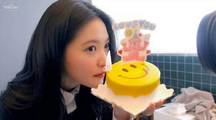 イェリさんのインスタグラム写真 - (イェリInstagram)「Happiest Birthday to you our lil precious smoll maknae, Kim Yerim~ #OurFairyYeriDay💜🎂😘 #REDVELVET #YERI #레드벨벳 #예리」3月5日 0時22分 - redvelvet_yeri