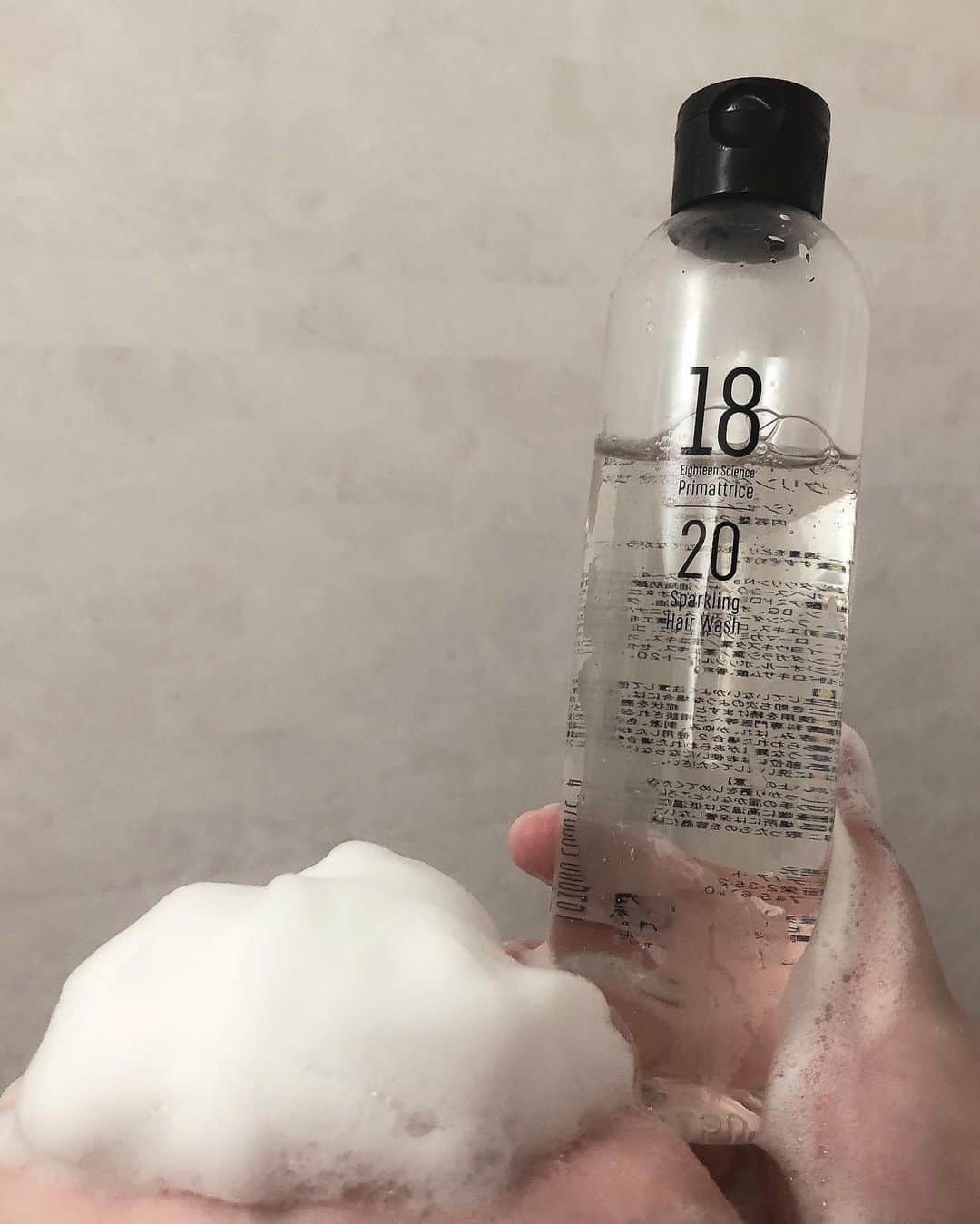 松丘雪那さんのインスタグラム写真 - (松丘雪那Instagram)「. 新感覚炭酸✖️ウルトラファインバブルシャンプー🫧 何がいいのかっていうと、 毛穴は約0.02mm。 ウルトラファインバブルは0.001mm以下だから、毛穴に入り込こんで、頭皮汚れや皮脂に吸着して汚れをしっかり掻き出してくれるの！ それだけじゃなくて、髪のキューティクルまで入ってくれて引き締めてくれるから流した時から感覚が全く違う！！！！ . 長い私の髪でもトリートメントな時でもいけちゃうレベル！ こんがらがりやすい天パの（鳥の巣みたいによくなる）妹に試してもらったら、こんなにサラサラになった！ 妹曰く頭の血行も良くなったらしい！私も感じた！炭酸効果だなぁと！ . それから防腐剤、安定剤不使用なところがまた最高❤️ 妹にもう一個欲しいっておねだりされました笑 . ちなみにこれ、コードがないと購入ができないから要注意⚠️ . 購入サイト内に お客様購入コード を入力する画面ががあるから 購入コード「あり」をご選択！ 【0010】をご入力してね！ 購入ページにも記載があるから要チェック！ 気になる方はこの投稿を保存しておいて💨 . . . 本当に家族全員におすすめできちゃうシャンプー！ 洗っていて手もスベスベになるよ！ あといい香りでもある！ どうしよういいところがありすぎる🌀 . . . .  . . .  PR @hugo_hair_make #ウルトラファインバブル #プリマトリーチェ #炭酸 #炭酸パック #炭酸シャンプー #シャンプーおすすめ #おすすめシャンプー #ヘアケア商品 #美容好きな人と繋がりたい #炭酸泡シャンプー #バスタイム #女子力 #姉妹」3月5日 0時25分 - yukina.23na
