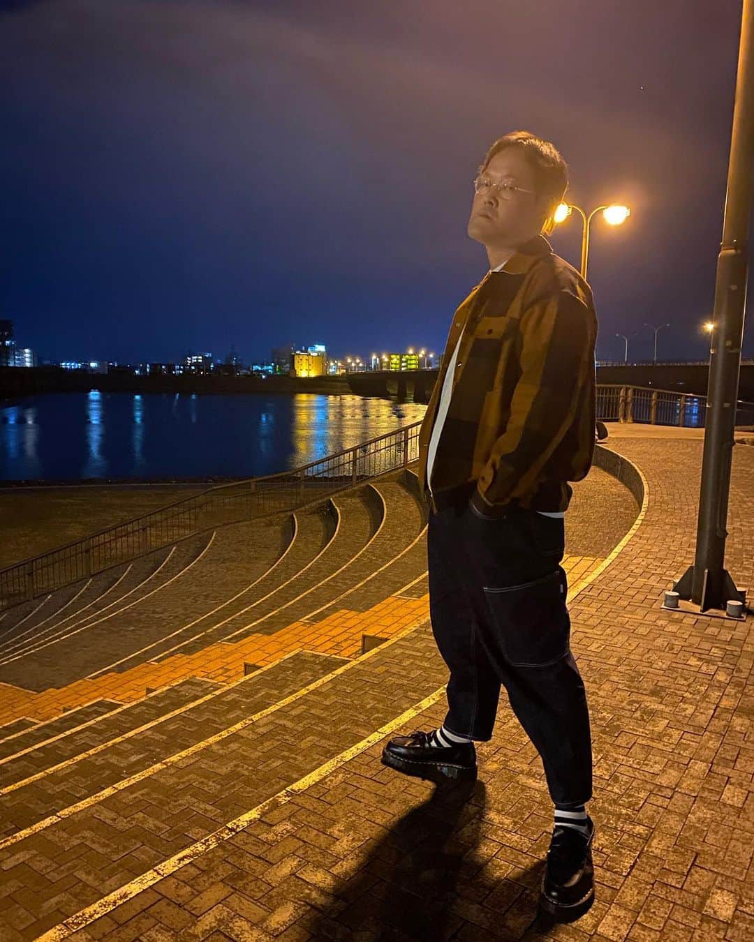 金原早苗のインスタグラム：「わー。😮‍💨  こんな素敵な場所で、 こんなええ雰囲気で、 こんなポーズで 口説かれたら、、、、、  しばいてまいそ👋ｱﾊ」
