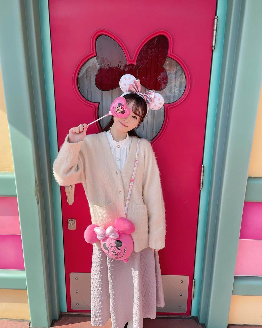 平野もえのインスタグラム：「🏰💗🎀✨  #ディズニー #ディズニーランド #ディズニーコーデ #ディズニーグッズ #ディズニーカチューシャ #ディズニーリゾート #ミニー #ミニーベスティーズバッシュ #ミニーちゃん #ディズニーフォト #お揃いコーデ」