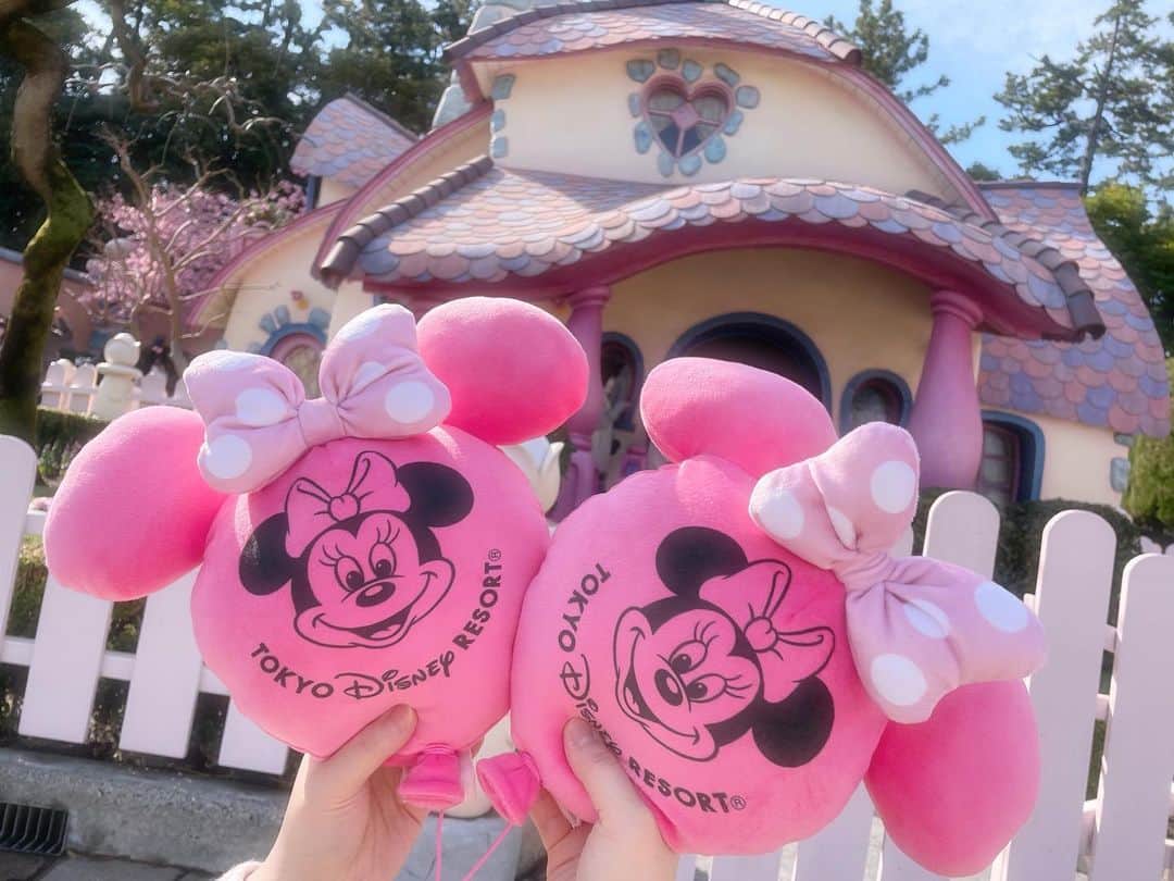 平野もえのインスタグラム：「たのしかった♡  #ディズニー #ディズニーランド #ディズニーコーデ #ディズニーグッズ #ディズニーカチューシャ #ディズニーリゾート #ミニー #ミニーベスティーズバッシュ #ミニーちゃん #ディズニーフォト #お揃いコーデ」