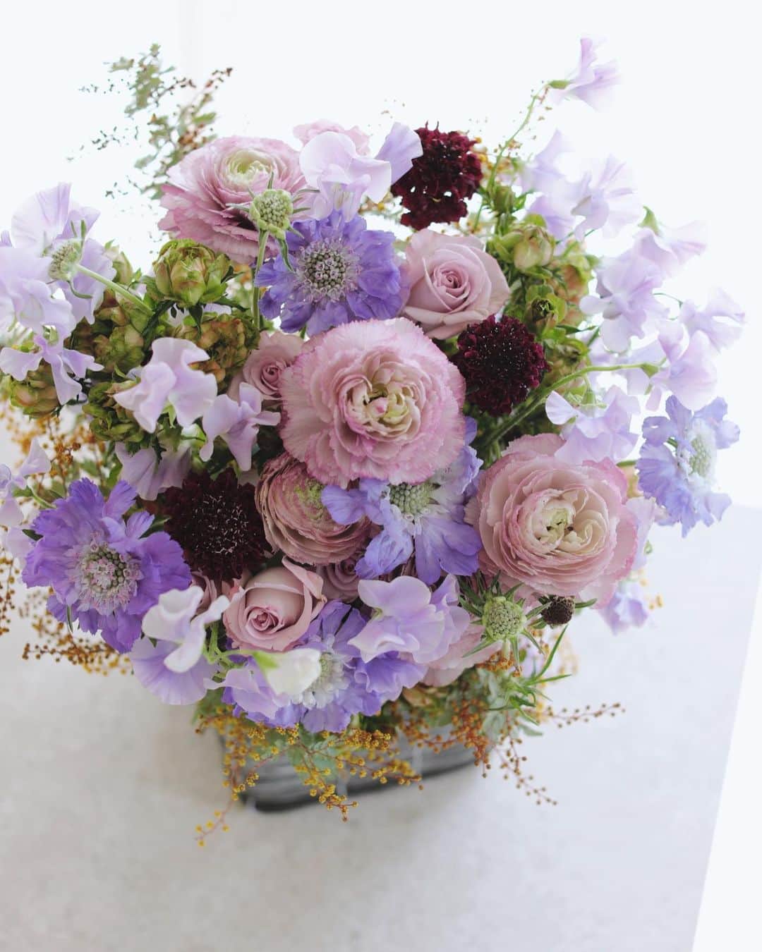 久林紘子さんのインスタグラム写真 - (久林紘子Instagram)「🎎🤍  気持ちとともにいただいたり、アーティストさんの想いが反映されたお花のパワーは絶大で。 花選び、色合わせ、鮮度、バランス、ラッピングetc...全てからあたたかい気持ちが伝わってきて、送ってくれたお気持ちとか、一緒に過ごした楽しかった時間とかいろんなことが思い起こされて本当に温かい気持ちになる🙏 そんなお花の力を日々改めて感じています。  散りゆく最後の最後まで儚くて美しくて、 小さい花器に移し替えて洗面所やトイレに移動したりして、 ラストまで愛でまくる日々。  そんな機会を本当にありがとう🤍  ＿＿＿＿＿＿＿＿＿＿＿＿＿＿＿＿ #wedgwood #wedgwoodjasperware #ウェッジウッド #ウェッジウッドジャスパー #レペトワール #雛祭り飾り #雛祭り」3月5日 11時22分 - rohicocco