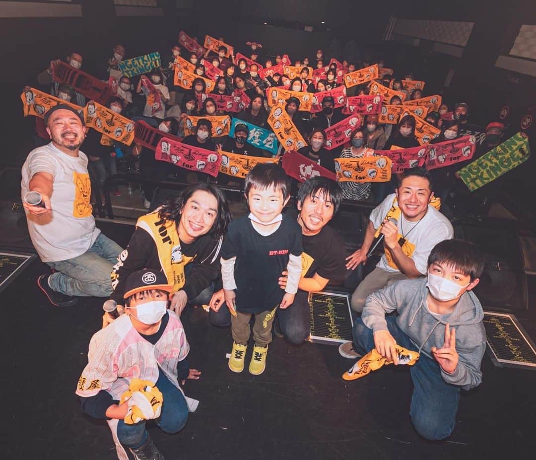のインスタグラム：「2023.3.4 〜for リリースツアー4ヶ所目〜 @仙台・darwin ⁡ 4年ぶりの仙台。 9年ぶりのdarwin。 ⁡ また仙台で歌えたよ！！ あったかかったなー。 また早く帰ってこれるよう頑張ろ。 ⁡ 仙台待っててね。 ありがとう！ ⁡ ⁡ ⁡ ⁡ 📸Photo by : @son_tkhs ⁡ ⁡ ⁡ ⁡ ⁡ #ETKING #KLUTCH #センコウ #DJBOOBY #コシバKEN #forリリースツアー #仙台 #darwin #ワンマンLIVE #LIVE #LIFE #music」