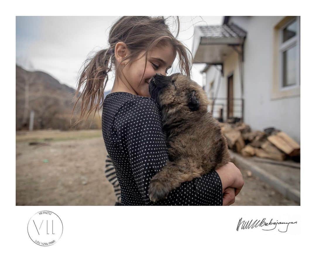 ジョン・スタンメイヤーのインスタグラム：「Four hours remain (23:59 EST, March 4) of the @VIIPhoto x @FrontlineClub print sale in support of Ukrainian journalists training. Signed prints from me and by VII colleagues. Please visit the link in my bio. Thank you…🇺🇦 ⠀⠀⠀⠀⠀⠀⠀⠀ For the past 40 years, photographers of VII Photo have sought out moments of dignity amidst social upheaval, war, famine, and other social concerns. Of the millions of images these men and women documented, a few photographs have risen to the top for their intensity, beauty, and power. ⠀⠀⠀⠀⠀⠀⠀⠀ At VII, we have been fortunate to share these moments with people who live through these stories, beginning to end. To honor and assist Ukrainian journalists that are risking their lives to report on the victims of this war, VII is releasing these prints from our photographers who are documenting the Ukraine story, along with a wider selection of work that has profoundly affected us on our journeys. ⠀⠀⠀⠀⠀⠀⠀⠀ Captions ⠀⠀⠀⠀⠀⠀⠀⠀ 1: Manya Kandunts, 10, hugs a puppy outside her family's home in Chareqtar village, Nagorno-Karabakh. The war that took place in the region in the Autumn of 2020 affected everyone in Nagorno-Karabakh, including Manya and her seven siblings — by @AnushBabajanyan ⠀⠀⠀⠀⠀⠀⠀⠀ 2: Cat Marnell, author of "How To Murder Your Life," in her Manhattan apartment — by @JessicaDimmock ⠀⠀⠀⠀⠀⠀⠀⠀ 3: Victoria. Krāslava, Latvia - by @LindaBournane ⠀⠀⠀⠀⠀⠀⠀⠀ 4: Iraqi and Syrian refugees enjoy the warmth at Sauna Arlan, a traditional Finnish sauna — by @IlvyNjio ⠀⠀⠀⠀⠀⠀⠀⠀ 5: A class at a dance school in Petropavlovka, Krasnoyarsk territory, Russia — by @MaryGelman  6: A seven-month-old cheetah in the back of an SUV hisses at a rescuer’s outstretched hand in Harirad, Somaliland. Authorities intercepted the cub, later named Astur, before he could be sold to a smuggler — by @NicholeSobecki ⠀⠀⠀⠀⠀⠀⠀⠀ 7: African migrants crowd the night shore of Djibouti city on Feb., 26, 2013, trying to capture inexpensive cell signals from neighboring Somalia, a tenuous link to relatives abroad — by Me ⠀⠀⠀⠀⠀⠀⠀⠀ #printsale #VIIPhoto #VIIArchive #FlashSale #photosale #straightfromthefrontline」