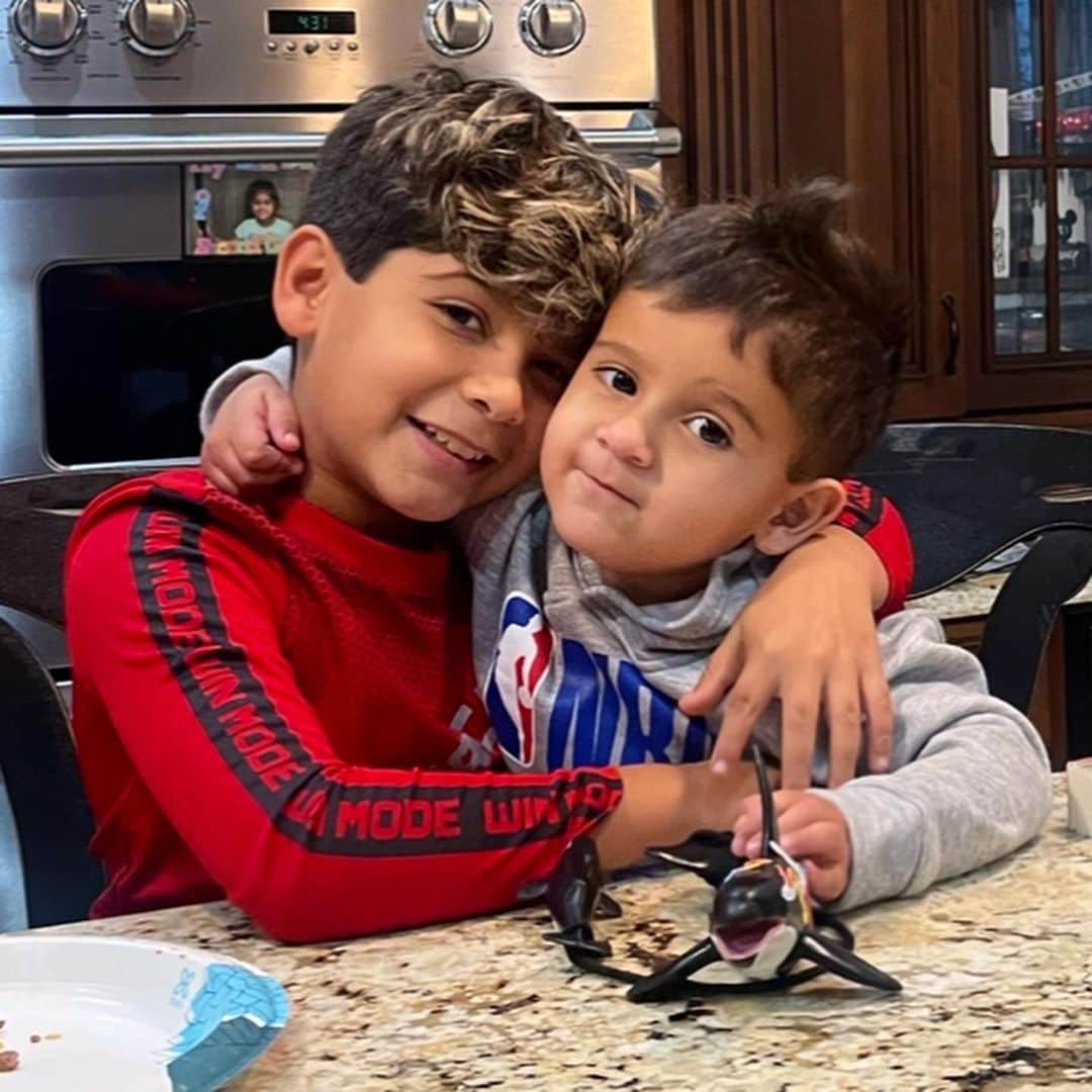 ニコール・ ポリッツィのインスタグラム：「Happy #nationalsonsday to my boys! You light up my world! So blessed to be your mommy! I love youuuuu!!!!」