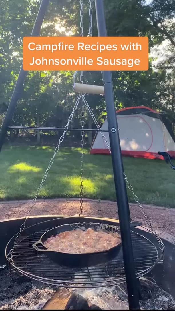 ジョンソンヴィルのインスタグラム：「Summer's coming....eventually😅! Here's some campfire grilling inspiration to get you excited! 🔥☀️😎  What's your go-to #summergrilling recipe? 🤔 Let us know in the comments! ⬇️✍️  #johnsonvillesausage #sausage #campfire #recipes #campfirerecipes #grilling」