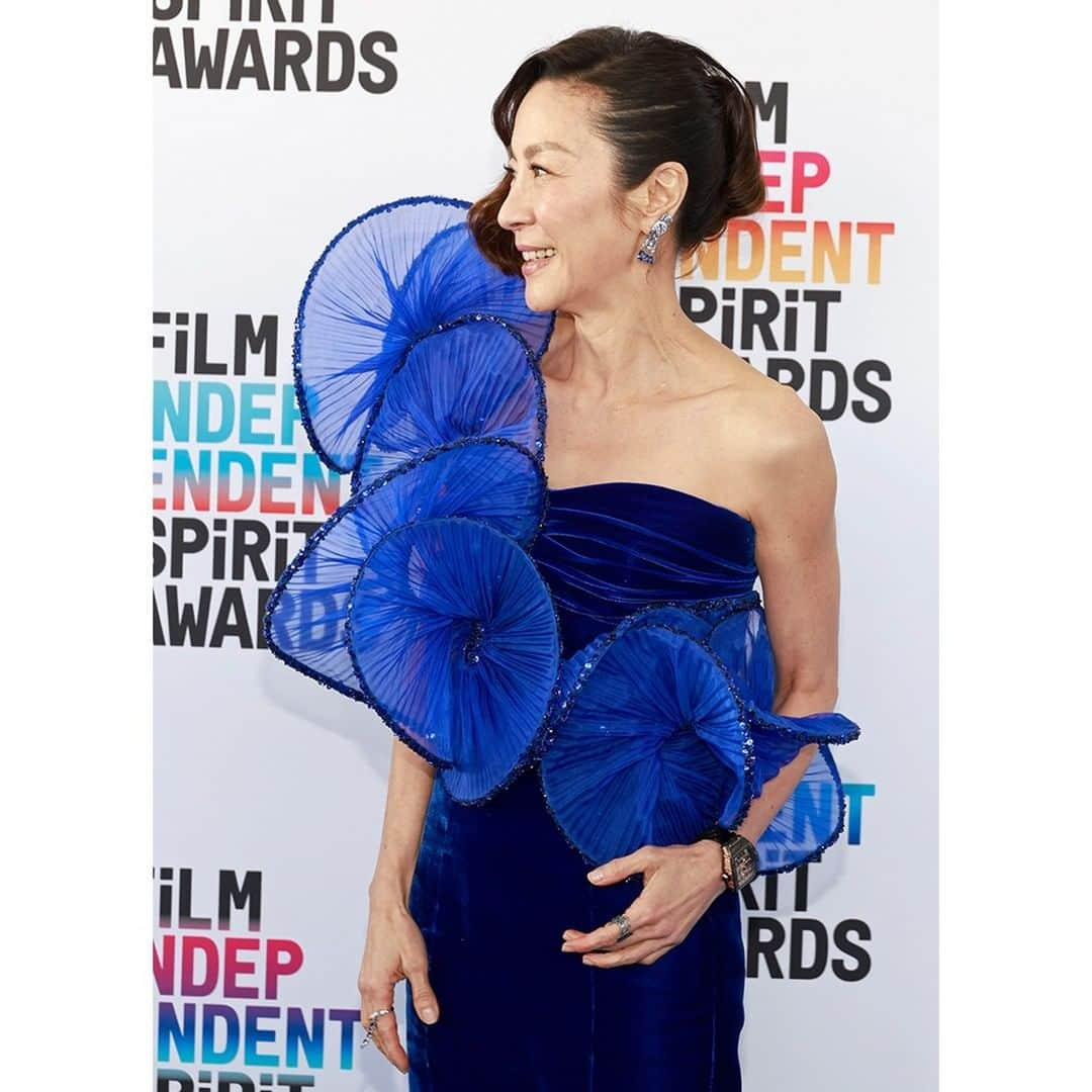 NIWAKAさんのインスタグラム写真 - (NIWAKAInstagram)「Best lead performance winner Michelle Yeoh mesmerized the blue carpet at the 2023 Independent Spirit Awards wearing NIWAKA Fine Jewelry.  KYO NO MATSURI earrings - 18k white gold, diamonds, blue sapphires | RENKA ring - 18k white gold, 18k yellow gold, diamonds, blue sapphires. Styled by @msjordanjohnson   #NiwakaCollections #filmindependent #MichelleYeoh #awardseason #Niwaka #俄 #diamonds #sapphire」3月5日 10時21分 - niwaka_collections