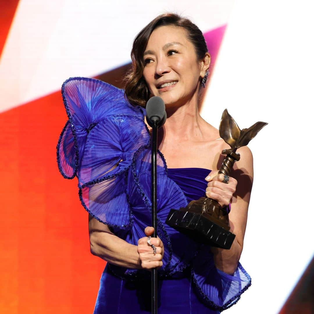 NIWAKAのインスタグラム：「Best lead performance winner Michelle Yeoh mesmerized the blue carpet at the 2023 Independent Spirit Awards wearing NIWAKA Fine Jewelry.  KYO NO MATSURI earrings - 18k white gold, diamonds, blue sapphires | RENKA ring - 18k white gold, 18k yellow gold, diamonds, blue sapphires. Styled by @msjordanjohnson   #NiwakaCollections #filmindependent #MichelleYeoh #awardseason #Niwaka #俄 #diamonds #sapphire」