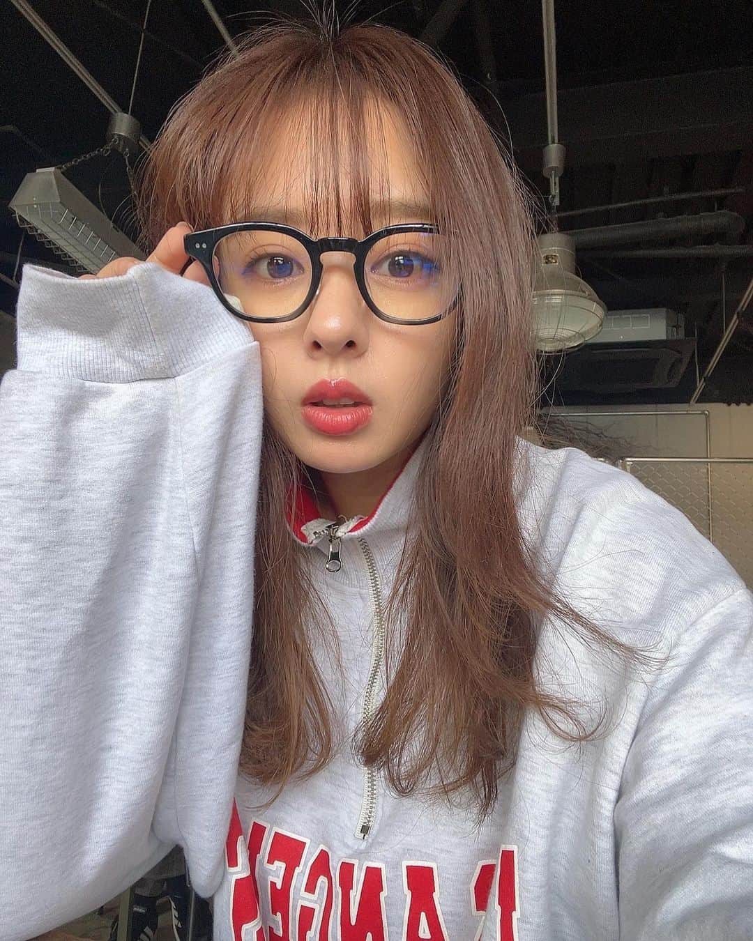 山田菜々のインスタグラム：「髪の毛明るい😌過去最高かも...！  毎日だてめがねしてるけど、花粉ちょっとははじいてるかな...？🕶  フィード投稿だってするんだからッ😵‍💫💔」