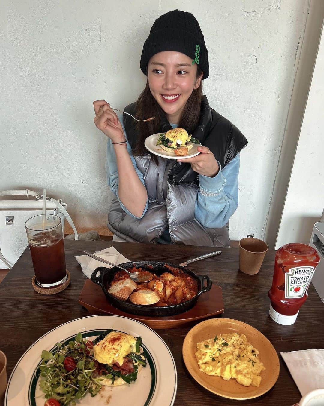 ソン・ダムビのインスタグラム：「9시 되자마자 도착한 브런치 가게 아침형 인간이 되어버렸어🥹 브런치 맛집 찾았음👏👏 경리단길 선데이 아보 👍👍 오늘도 다들 즐거운 일요일 보내시길❤️」