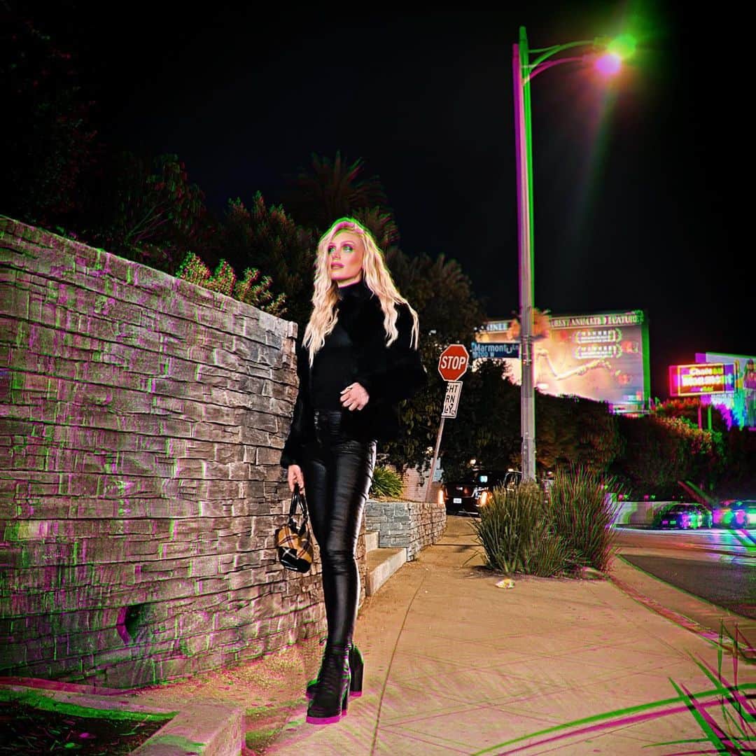 カリディー・イングリッシュのインスタグラム：「Sunset at Midnight」