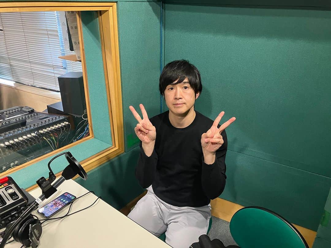 藤巻亮太さんのインスタグラム写真 - (藤巻亮太Instagram)「【まもなく📻】 #藤巻亮太 の「#FM藤巻」はこの後12:00から  今回は2月のテーマ「食」のメールを沢山読ませていただきます📧 先週のOAに収まりきらなかった野口健さんとのトークも放送！📡  さらに！ツアー初解禁&披露の「#朝焼けの向こう」をお届けします！  #FMFUJI はPC/スマホからも https://radiko.jp/#!/ts/FM-FUJI/20230305120000」3月5日 11時00分 - ryota_fujimaki