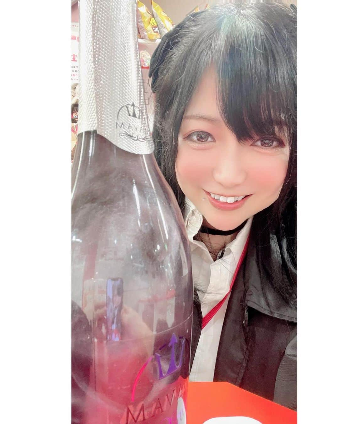 上野菜穂のインスタグラム：「今日は謎のシャンパン祭りでした！！w マジで謎wwめちゃ楽しかった ww  3月1日にSODオリジナルシャンパンが販売されたんだけど、早速入れてもらえて超嬉しかった！！😆 このシャンパン、アクキー付いてるんだけど、それ貰ってスマホケース付けたら映える映える ww  とにかく飲んで食べた日でした😆 ダイエットは明日から🙄  #夜空奈歩#yozora_naho#なぽりん #sod#女子社員酒場#秋葉原 #av女優#セクシー女優」