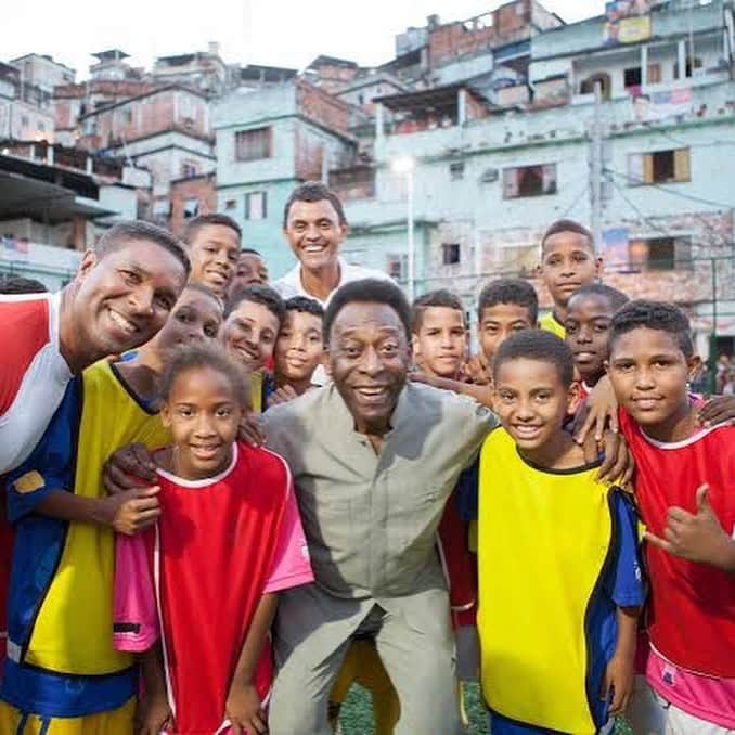 のインスタグラム：「Depois de se aposentar do futebol em 1977, Pelé concentrou em usar sua fama para trabalhar por causas que ele acreditava, tentando criar impactos positivos na luta pelo direito das crianças, pela educação e pelo combate à fome.   Em 1994, Pelé foi indicado como Embaixador da Boa Vontade da UNESCO, um título que reconhece pessoas que dedicam incríveis esforços para contribuir para a paz mundial e segurança, promovendo colaboração entre os povos.   Por todo seu trabalho humanitário em todo o mundo, a UNESCO premiou Pelé com o Children in Need Award, em 2012. No mesmo ano, ele foi homenageado com o título de Doutorado Honorário da Universidade de Edimburgo, em reconhecimento aos seus feitos em vida.   Em respeito a sua vontade, este trabalho irá continuar através da Pelé Foundation, que vai manter este legado ativo através de suas ações solidárias. . After retiring from football in 1977, Pelé concentrated on using his fame to work for causes he  believed in, ranging from world peace to international children’s rights and poverty alleviation.  In 1994 Pelé was appointed a UNESCO Goodwill Ambassador, a role that recognizes people that wield incredible influence to contribute to world peace and security by promoting international collaboration.  For all his humanitarian work around the world, UNESCO awarded Pelé with the ‘Children in Need’ Award in 2012.  The same year, he was awarded an Honorary Doctorate Degree from the University of Edinburgh in recognition of his lifetime achievements.  In respect of his will in life, this work will continue through the Pelé Foundation, which will keep this legacy active through its solidarity actions.」