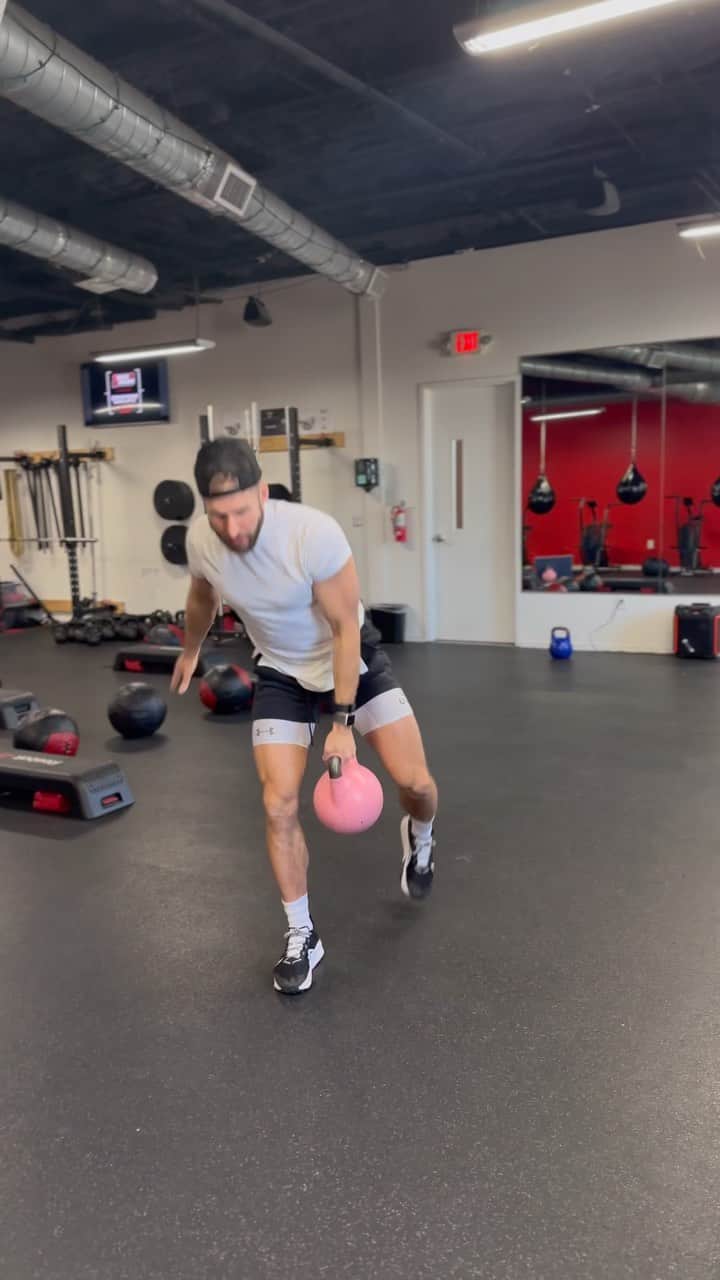 ショーン・ブースのインスタグラム：「This week’s BC “Saturday Special” move: Staggered Swing to Push Press 💯 @boothcampgym」