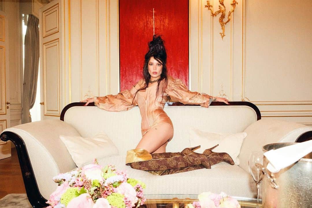 Halseyのインスタグラム：「viva la viv. stunning show thank you @ndreaskronthaler @viviennewestwood love you so much 🌹   Photos by @samdameshek  styling by @lynalyson_  Hair by @themartyharper  Makeup by me @aboutfacebeauty」