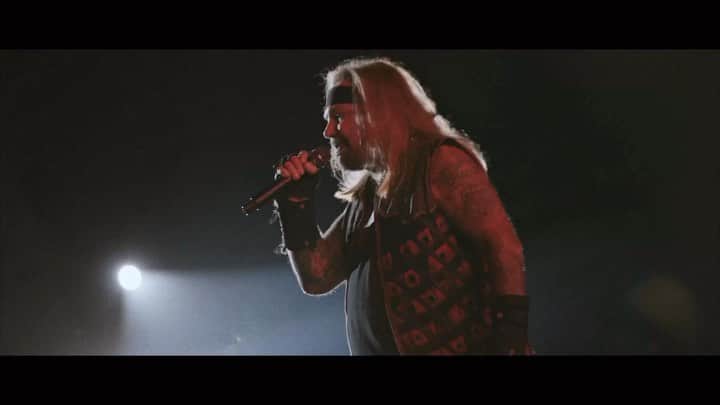 ヴィンス・ニールのインスタグラム：「Santiago Chile 🇨🇱 amazing night!! Thank you 🙌🙌 can’t wait to come back.   #motleycrue #defcrue  Video: @SamShapiroMedia Drone Footage: @dgmedios + @rodazafoto」