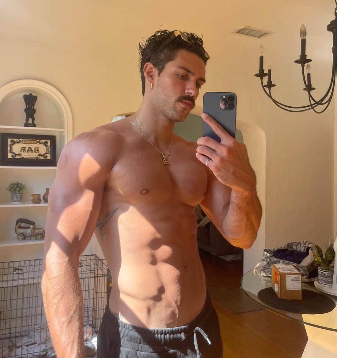 Steven Kellyのインスタグラム：「one day at a time —>」