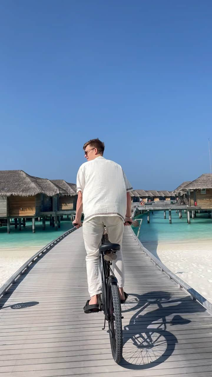 カスパー・リーのインスタグラム：「Shoutout to @ambardriscoll for running behind me with such a steady hand to get this and @vakkarumaldives for the beautiful spot you’ve created #vakkarumaldives #prstay」