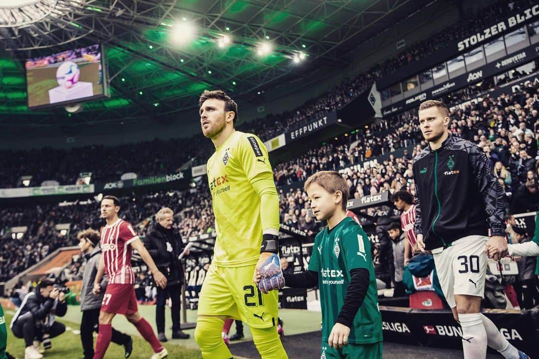 トビアス・ジッペルのインスタグラム：「⚽️👀 leider nur ein Punkt, aber immer weiter 💪🏽💪🏽 @borussia @pumafootball」
