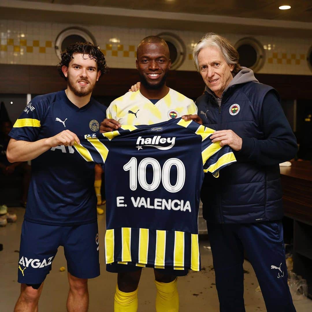 エネル・バレンシアのインスタグラム：「3 puan ve bu harika kulüpte 100. maçım için çok mutluyum @fenerbahce 💛💙」