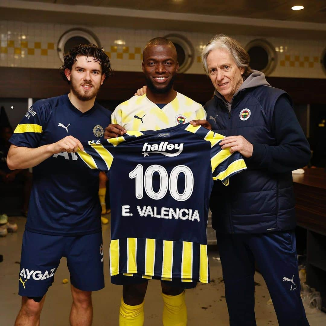 エネル・バレンシアさんのインスタグラム写真 - (エネル・バレンシアInstagram)「3 puan ve bu harika kulüpte 100. maçım için çok mutluyum @fenerbahce 💛💙」3月5日 4時22分 - ennervalencia1