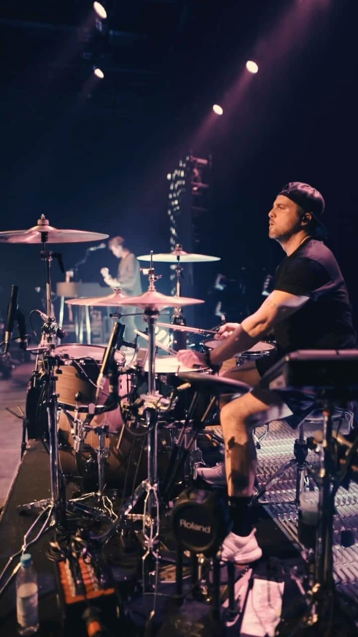 リアン・ドーソンのインスタグラム：「Watching the crowd bounce during Sleepwalking gives me the big smiles. Nothing crazy on drums, just fun to groove and go boom boom bang. What else would y’all want to see from the set?」