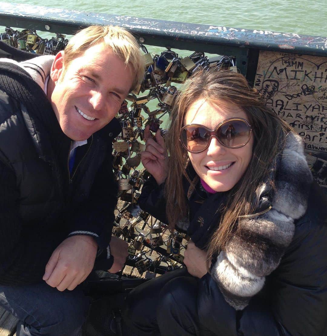 エリザベス・ハーレイのインスタグラム：「A year without Shane. You’ll be missed forever. I hope our padlock is still there ❤️ #pontdesarts」