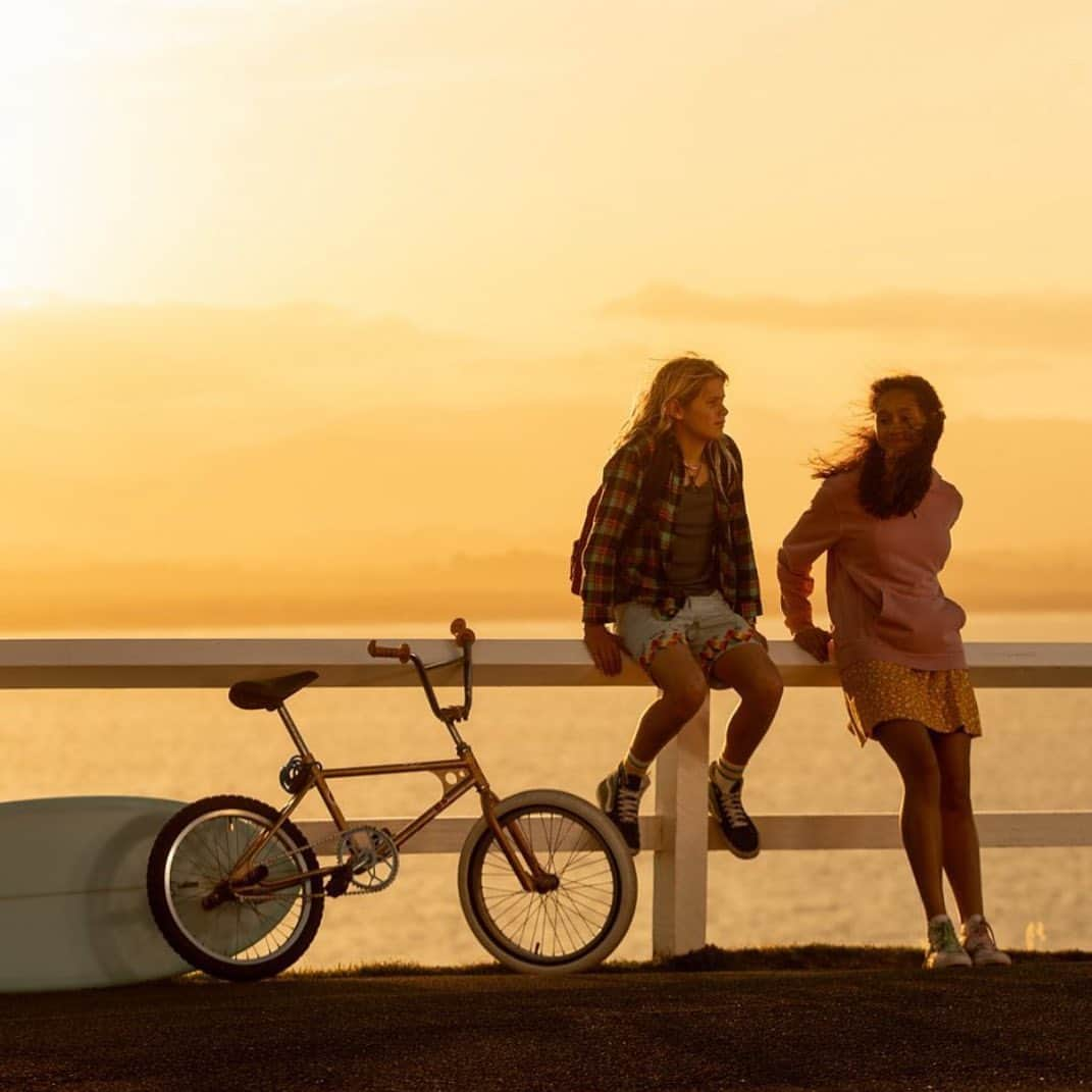 ドミニク・パーセルのインスタグラム：「OCEAN BOY. #oceanboy   A beautiful #australianfilm exploring the complexities and unconditional love between a young lad and his drug dealing dad. Both father and son are forced to hit the road when the shit hit’s the fan. A Dramatic, searingly compelling heart warming and dangerous film. Written directed by Tyler Atkins did a wonderful job. The cinematography is stunning. Performances all round are awesome. Especially a break out performance from the young lead @rasmusking , he reminds me of a young #heathledger. I don’t say that lightly.」