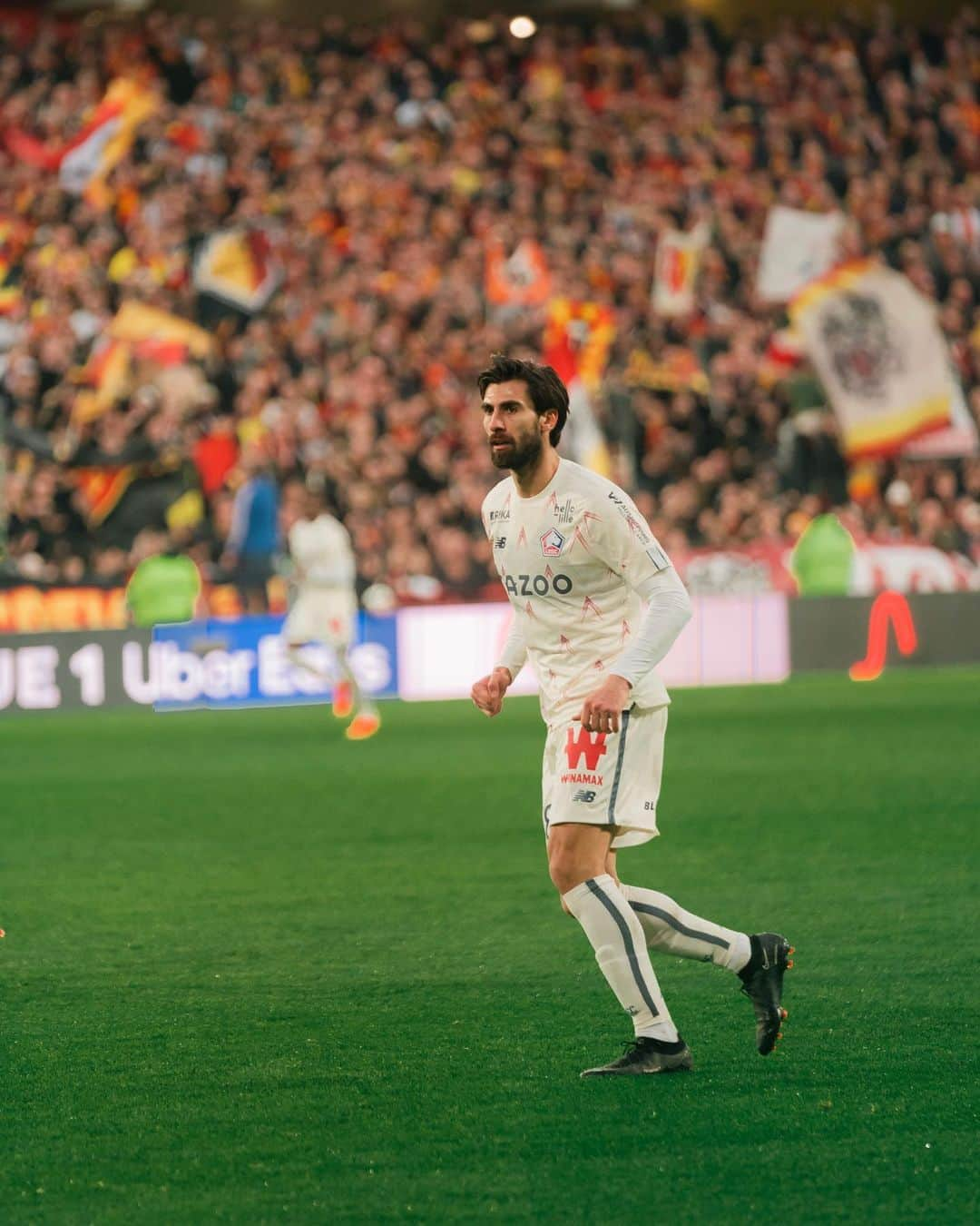 アンドレ・ゴメスのインスタグラム：「🔴⚪️ Nous sommes passés du moins au plus et avons fini par frôler la victoire. Merci à ceux qui étaient sur le terrain avec nous! Tous ensemble pour l'OL! 👊 @losclive  •  🔴⚪️ We went from less to more and ended up caressing the victory. Thanks to those who have been in the field with us! Now, all together for OL! 🙌 #LesDogues」