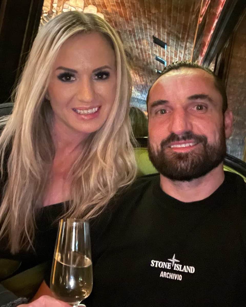 マルチン・ヴァシレフスキのインスタグラム：「Sto lat 🥂 @asiawasilewska1 starzejesz się kwitnąco 😉 #birthday」