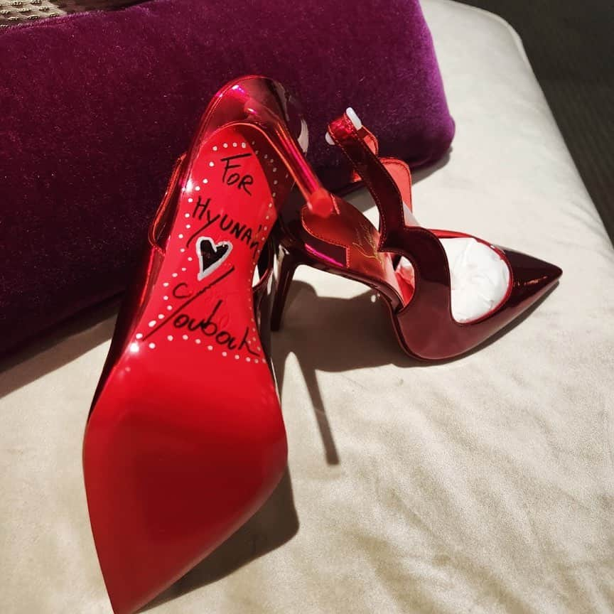 ヒョナ さんのインスタグラム写真 - (ヒョナ Instagram)「❤️ The Loubishow III 👠👠  #ChristianLouboutin #PFW」3月5日 4時54分 - hyunah_aa