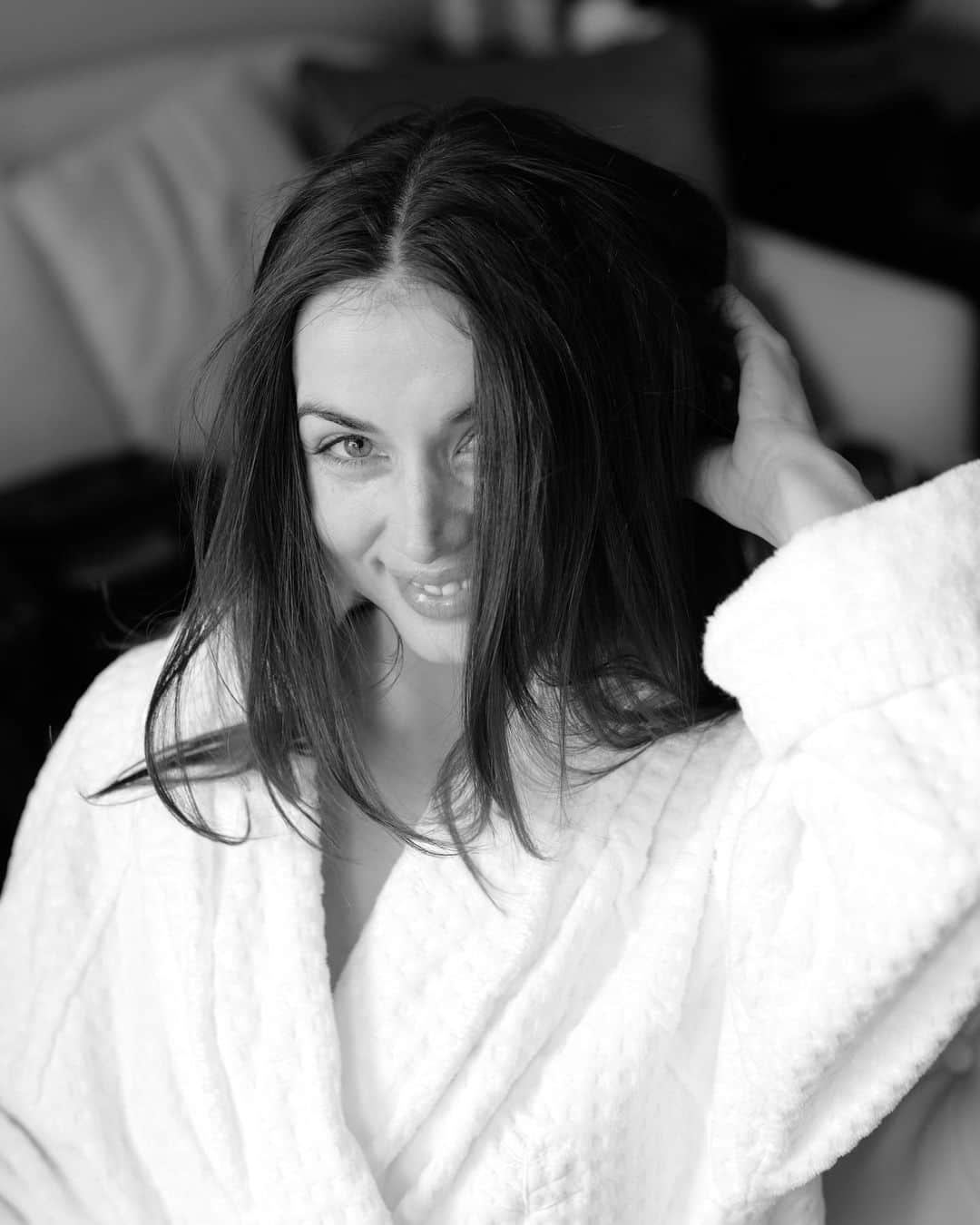 アナ・デ・アルマスのインスタグラム：「Getting ready for @sagawards ! ✨」