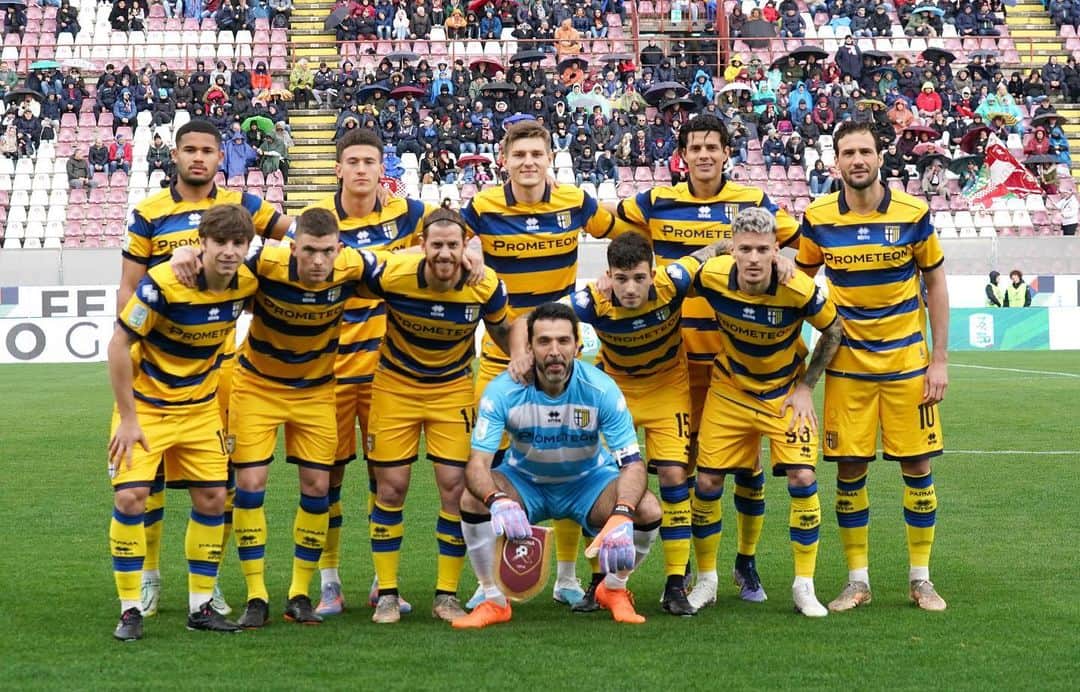 ジャンルイジ・ブッフォンのインスタグラム：「Avremmo mai potuto perdere dopo una foto di squadra fatta così!?!? 😅  Forza Parma! 🟡🔵  #RegginaParma」