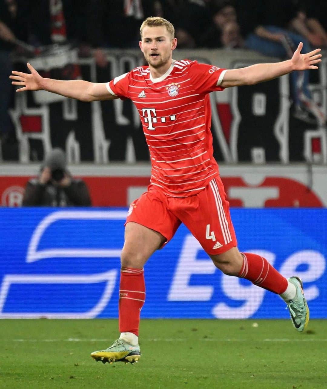 マタイス・デ・リフトのインスタグラム：「Important win against Stuttgart! Looking forward to another @championsleague night on Wednesday 💪🏼🙏🏼」